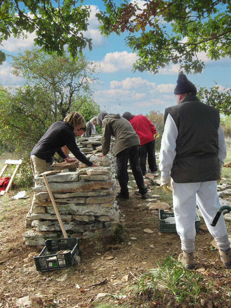 Chantier bénévole de restauration de murets et cadoles en pierres sèches sur les pelouses de Nantoux (21)